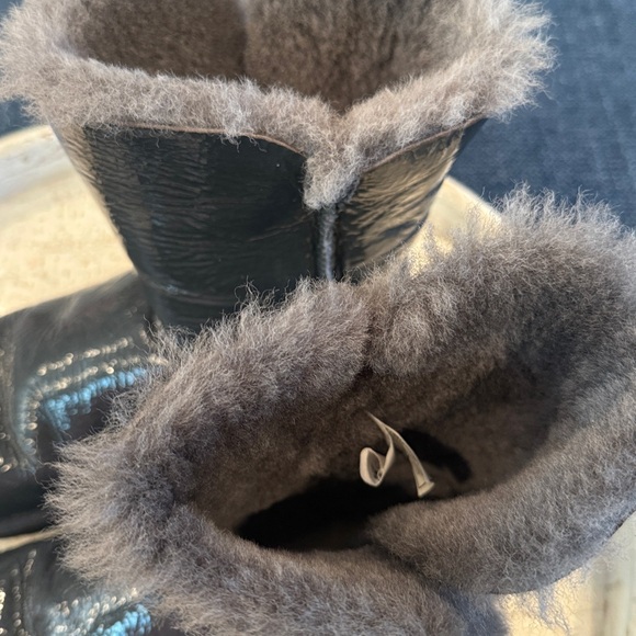 UGG Women’s Bailey Button Mirage Button Ankle Boots Gray Patent Size  8 Snow Fur - Picture 8 of 9